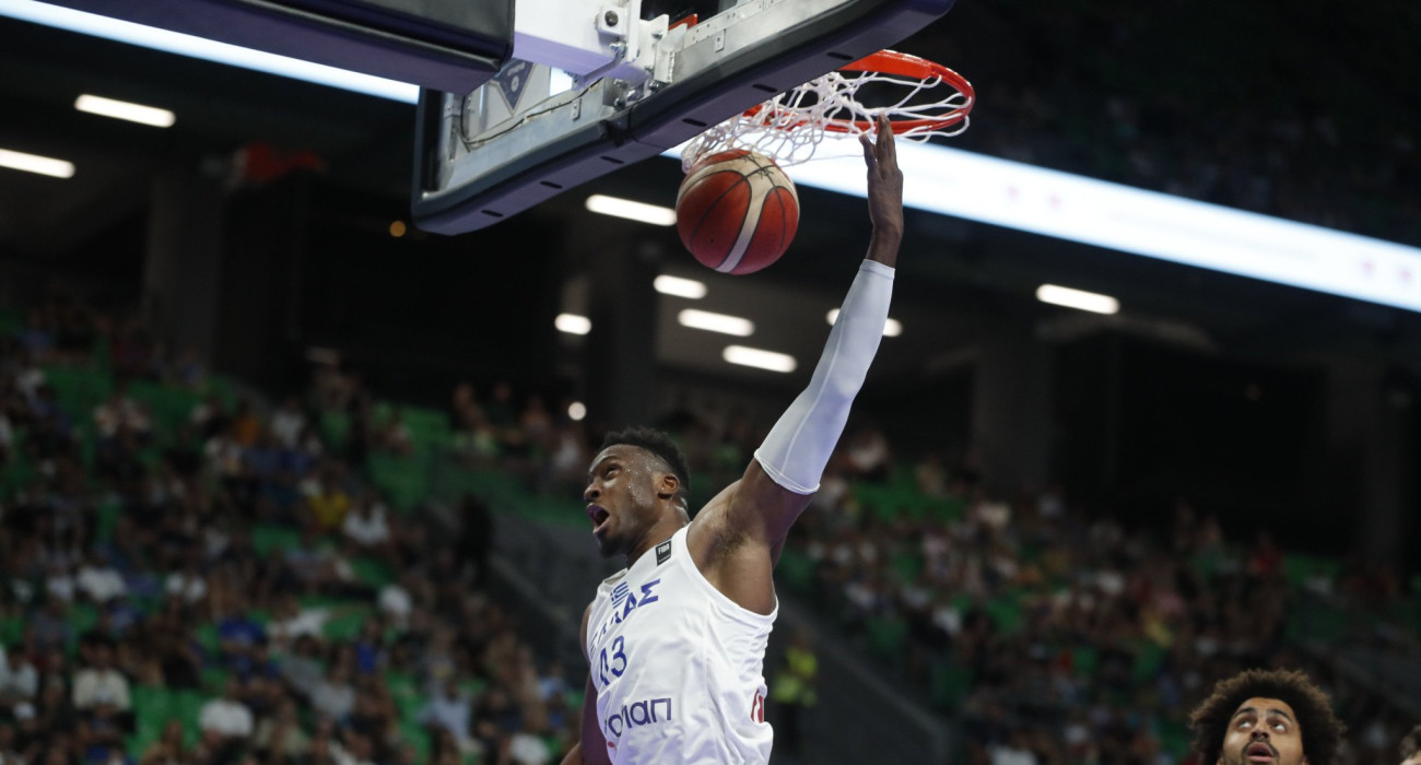 Ο Θανάσης Αντετοκούνμπο κατά τη διάρκεια μίας από τις «πτήσεις» του / Πηγή: Eurokinissi