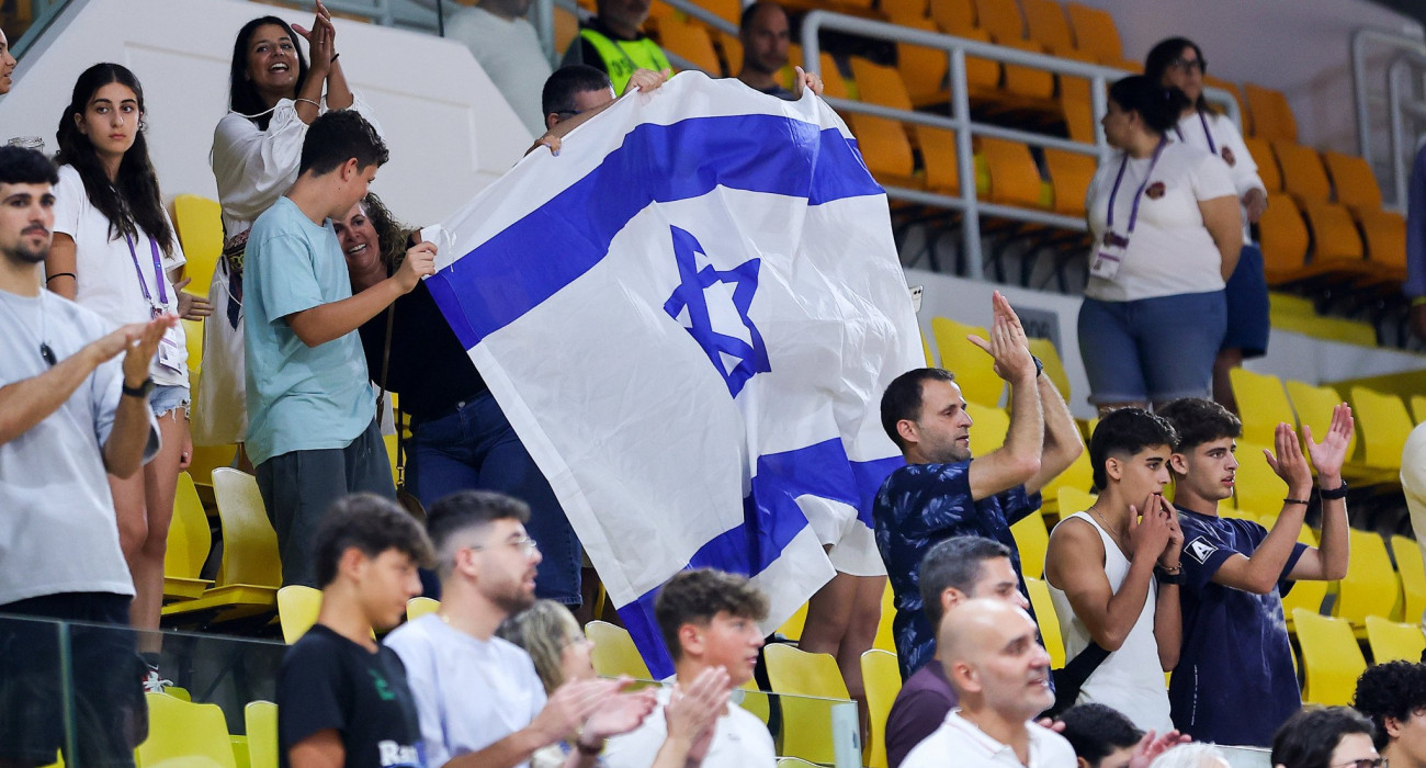 Ισραηλινοί με τη σημαία της πατρίδας τους στην Κύπρο, Πηγή: Eurokinissi