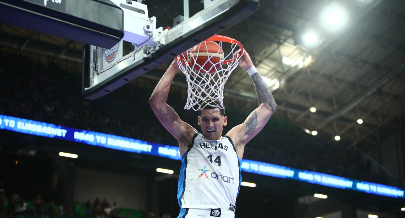 Ο Ντίνος Μήτογλου σε στιγμιότυπο με την Ελλάδα, Πηγή: Eurokinissi