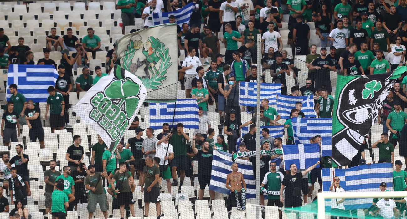 Οι φίλοι του Παναθηναϊκού με ελληνικές σημαίες στο ΟΑΚΑ / Πηγή: Eurokinissi