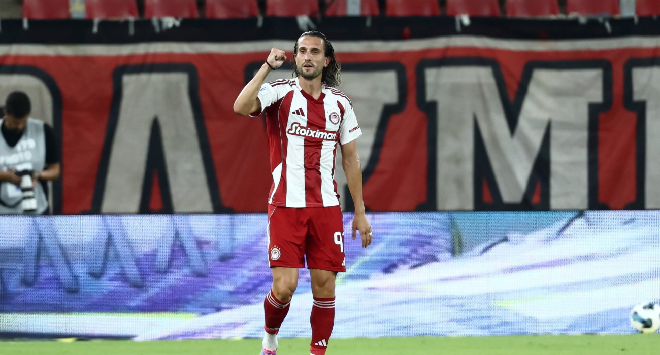 Ο Γιουσούφ Γιαζίτζι πανηγυρίζει με τη φανέλα του Ολυμπιακού / Πηγή: Eurokinissi