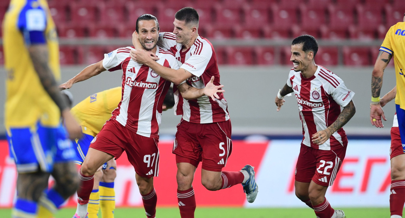 Ο Γιουσούφ Γιαζίτζι πανηγυρίζει με τους συμπαίκτες του μετά το γκολ / Πηγή: Eurokinissi