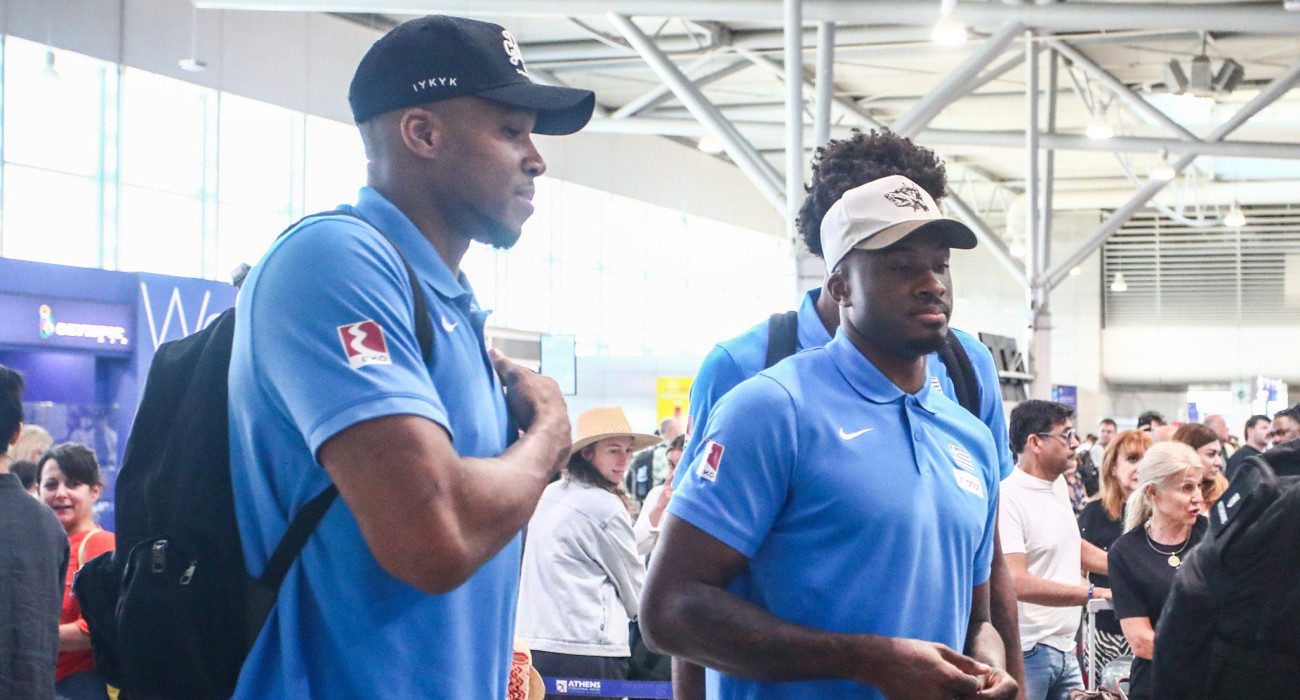 Ο Θανάσης με τον Γιάννη Αντετοκούνμπο στην αναχώρηση της Εθνικής, Πηγή: Eurokinissi