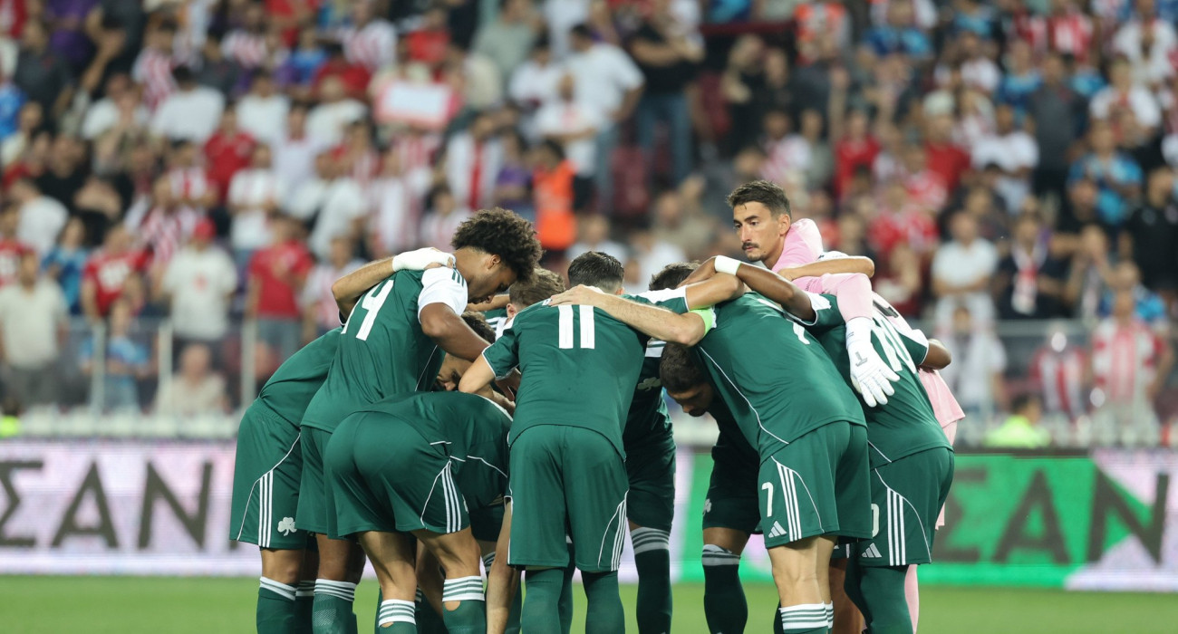 Οι παίκτες του Παναθηναϊκού στον όρκο νίκης πριν τη σέντρα στη Σαμψούντα/ Πηγή: Eurokinissi