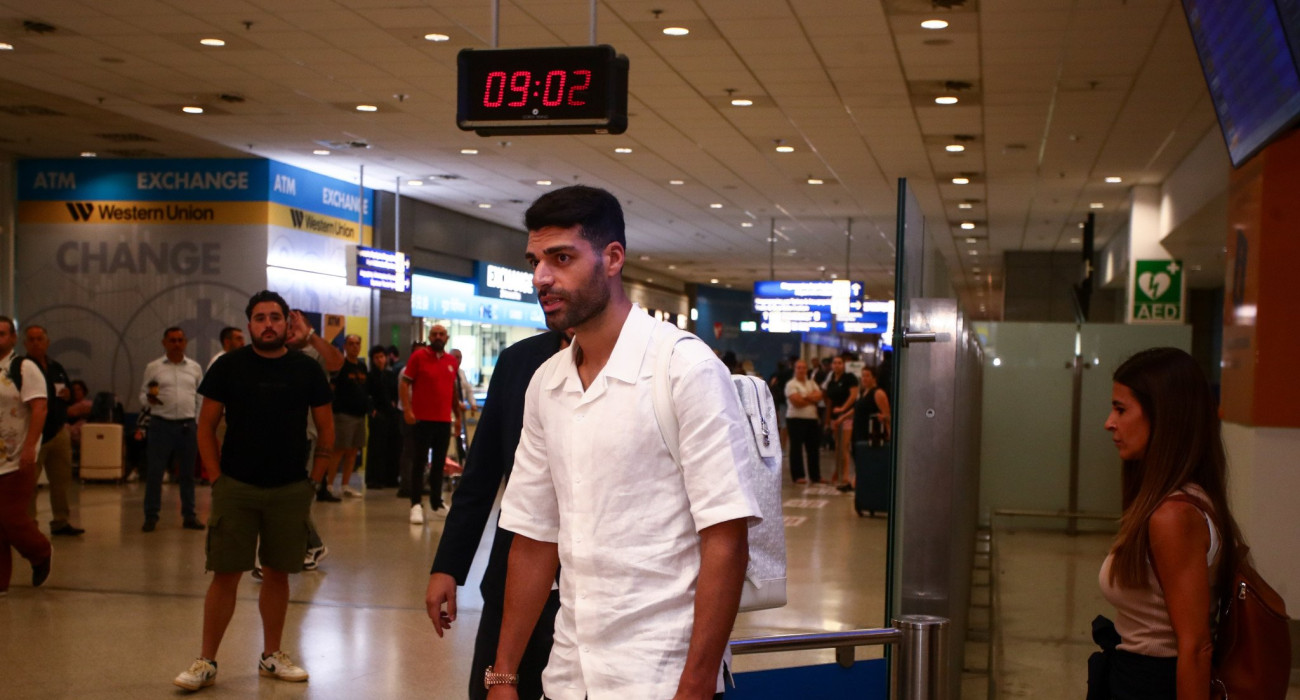 Ο Μεχντί Ταρεμί κατά την άφιξη του στο αεροδρόμιο / Πηγή: Eurokinissi