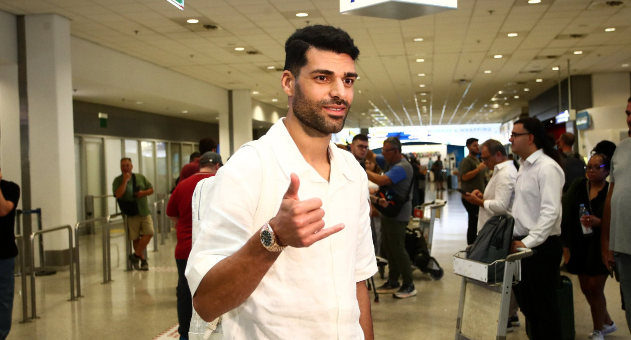 Ο Μεχντί Ταρεμί κατά την άφιξη του στο αεροδρόμιο για τον Ολυμπιακό / Πηγή: Eurokinissi