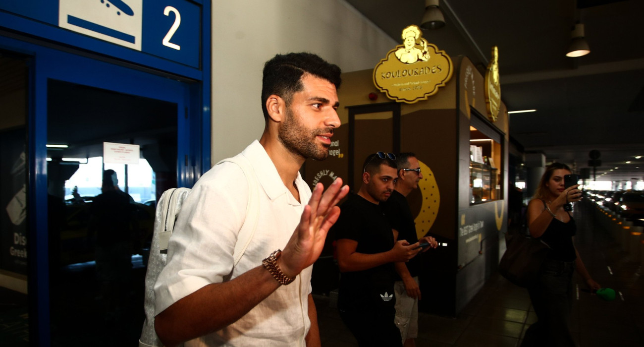 Ο Μεχντί Ταρεμί κατά την άφιξή του στο αεροδρόμιο / Πηγή: Eurokinissi