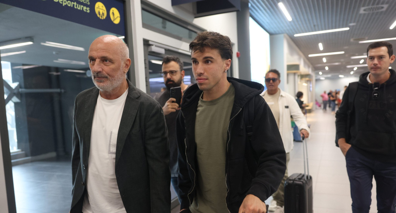 Ο Αλεσάντρο Μπιάνκο κατά την άφιξή του στο αεροδρόμιο για τον ΠΑΟΚ / Πηγή: Eurokinissi