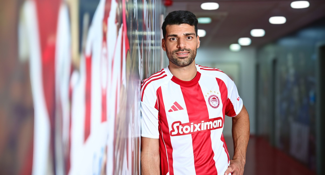 Ο Μέχντι Ταρέμι με τη φανέλα του Ολυμπιακού / Πηγή: Eurokinissi