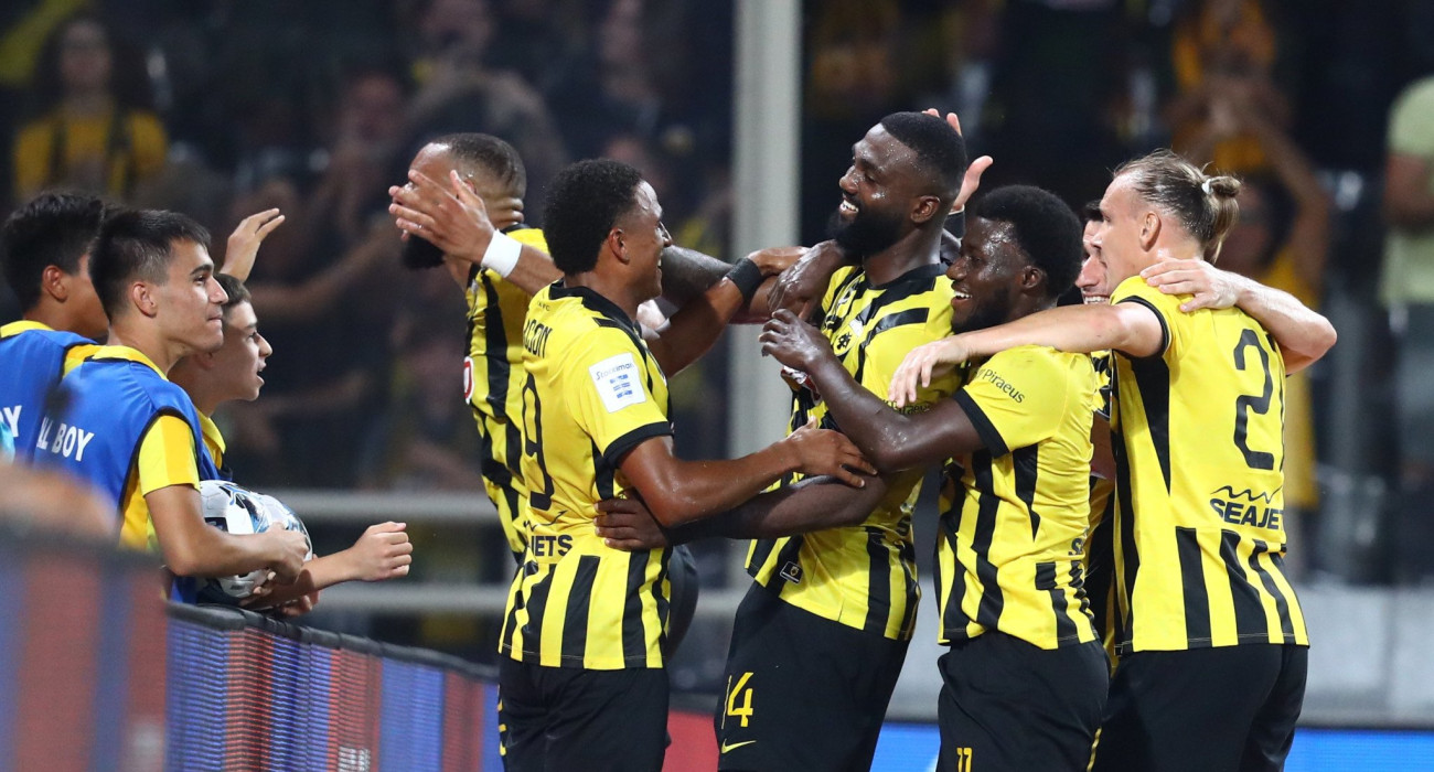 Ο Φραντζί Πιερό και οι παίκτες της ΑΕΚ πανηγυρίζουν / Πηγή: Eurokinissi