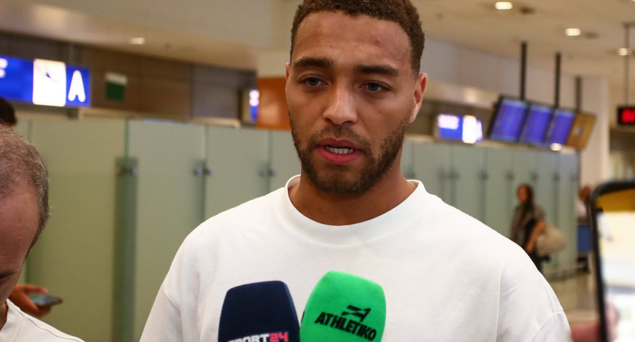 Ο Σέριλ Ντέσερς κάνει δηλώσεις μετά την άφιξή του στην Ελλάδα / Πηγή: Eurokinissi