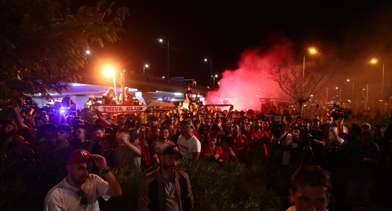 Ο κόσμος του Ολυμπιακού στο αεροδρόμιο / Πηγή: Eurokinissi