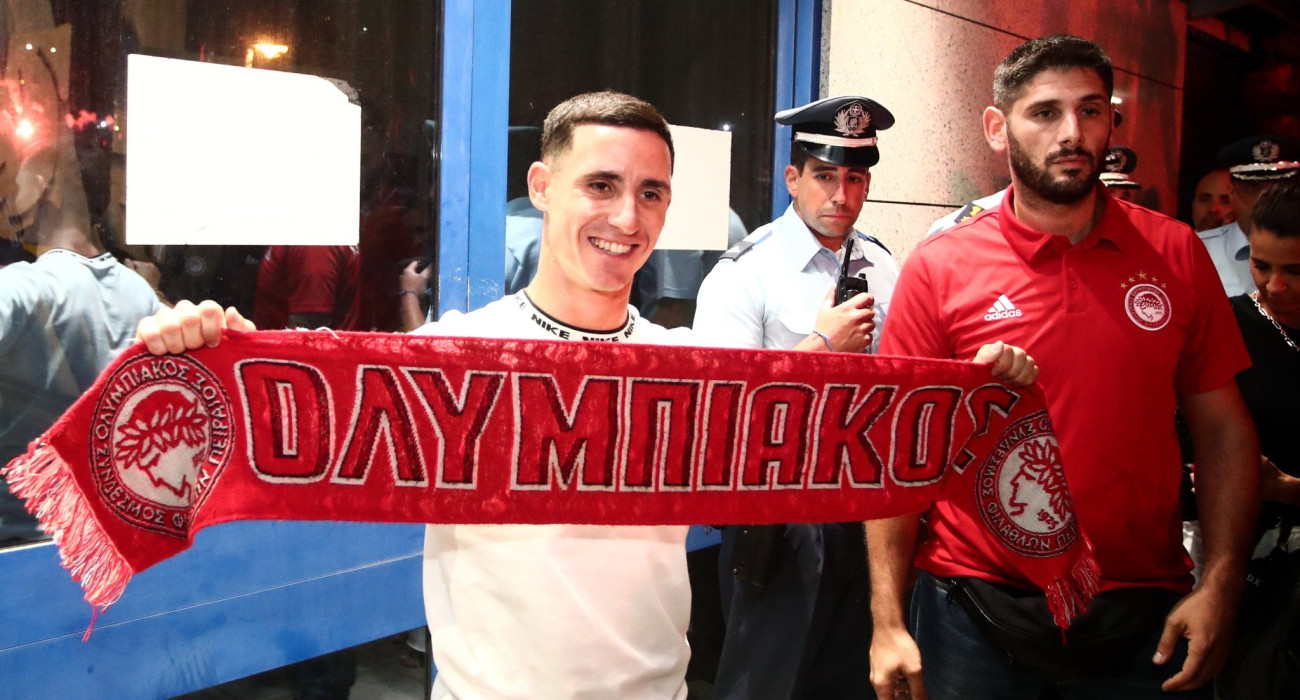 Ο Ντάνιελ Ποντένσε αποθεώθηκε από τους οπαδούς του Ολυμπιακού κατά την άφιξή του αεροδρόμιο / Πηγή: Eurokinissi