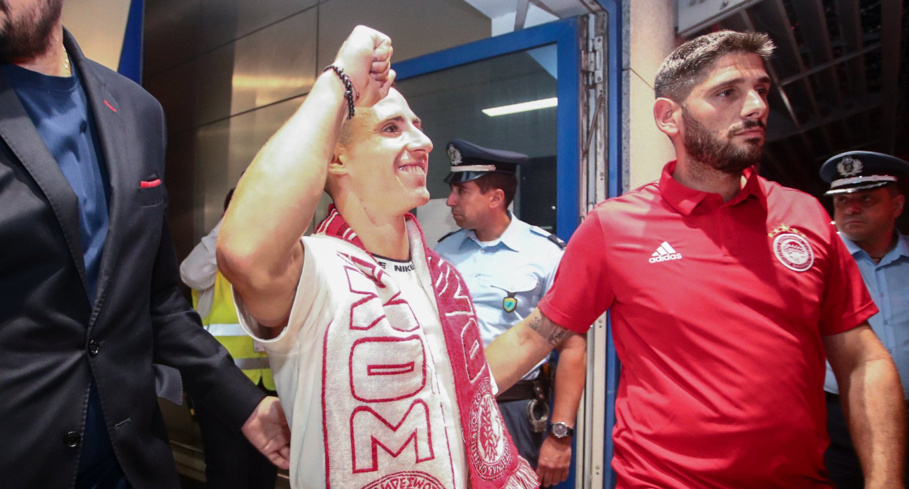 Ο κόσμος του Ολυμπιακού στο αεροδρόμιο / Πηγή: Eurokinissi