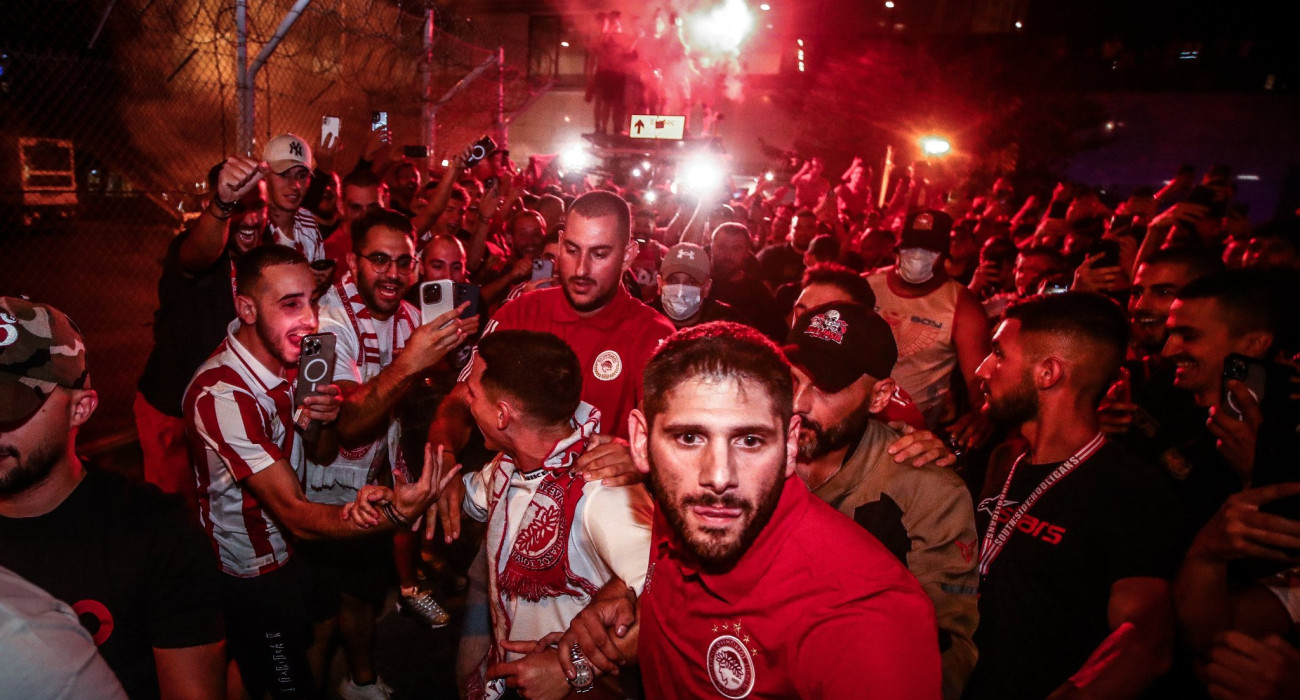 Ο κόσμος του Ολυμπιακού στο αεροδρόμιο / Πηγή: Eurokinissi