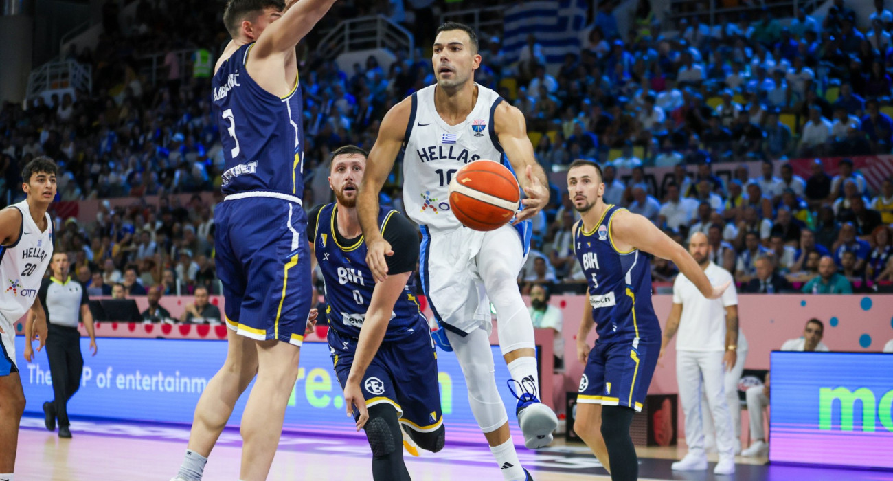 Ο Κώστας Σλούκας περνάει ασίστ στον Κώστα Παπανικολάου / Πηγή: Eurokinissi