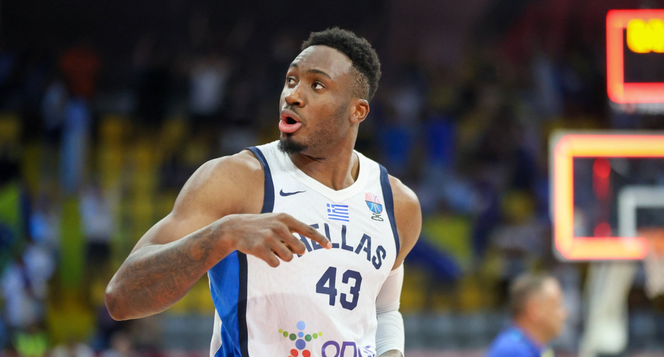 Ο Θανάσης Αντετοκούνμπο με τη φανέλα της Εθνικής/Πηγή: Eurokinissi