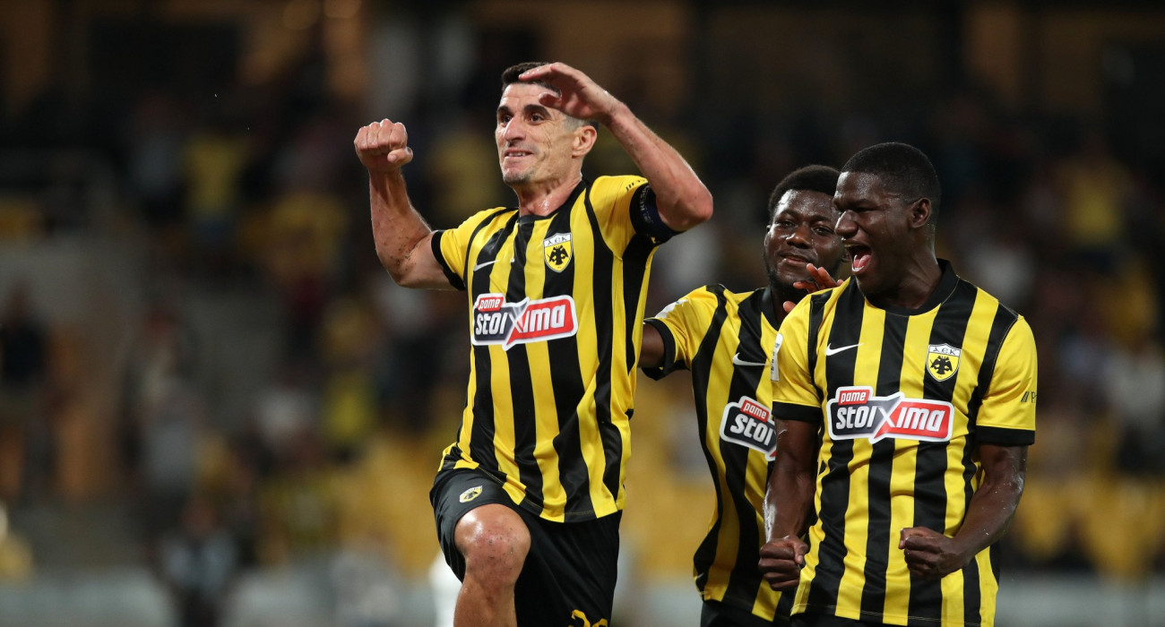 Ο Πέτρος Μάνταλος πανηγυρίζει στο ΑΕΚ-Πανσερραϊκός / Πηγή: Intime