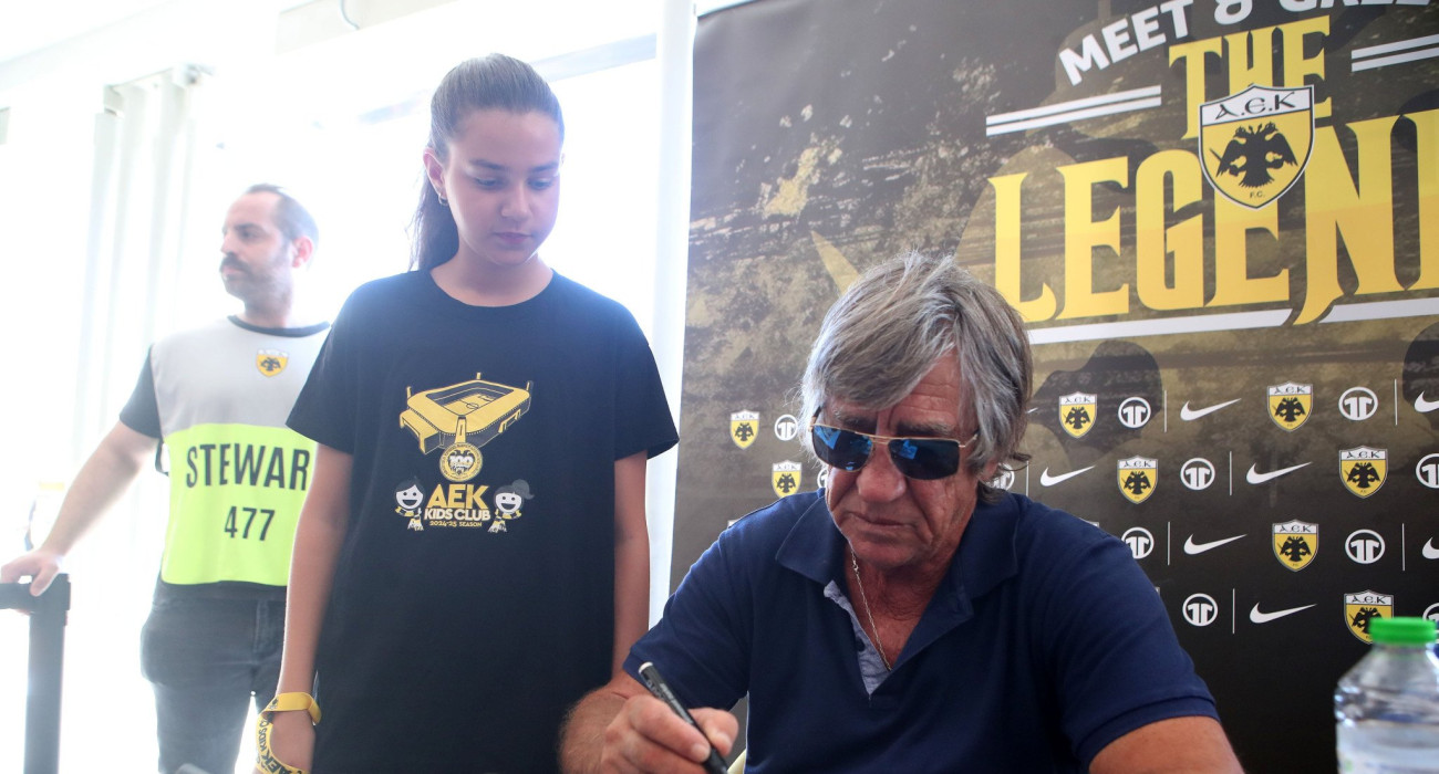 Ο Θωμάς Μαύρος στο AEK Store / Πηγή: Intime