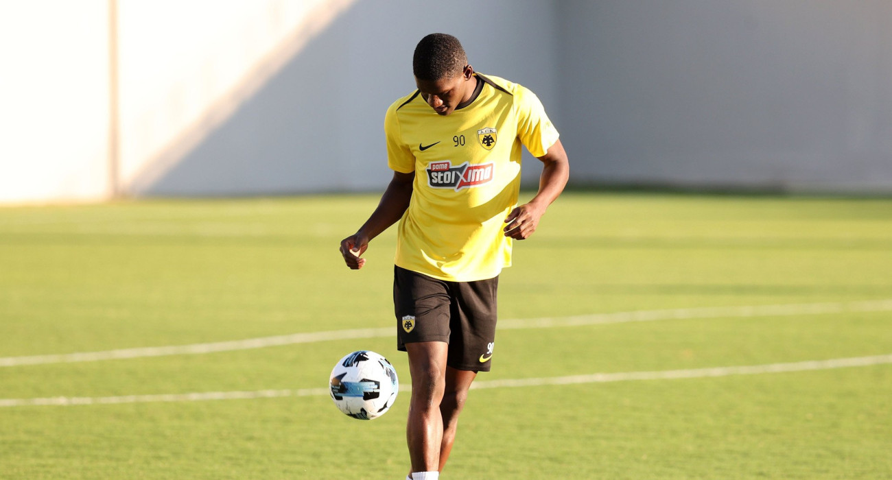 Ο Ζίνι στην προπόνηση της ΑΕΚ στα Σπάτα / Πηγή: Intime