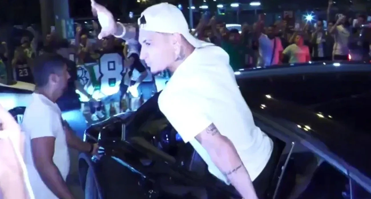 Ο Άντονι κατά την διάρκεια της υποδοχής του / Πηγή: Printscreen