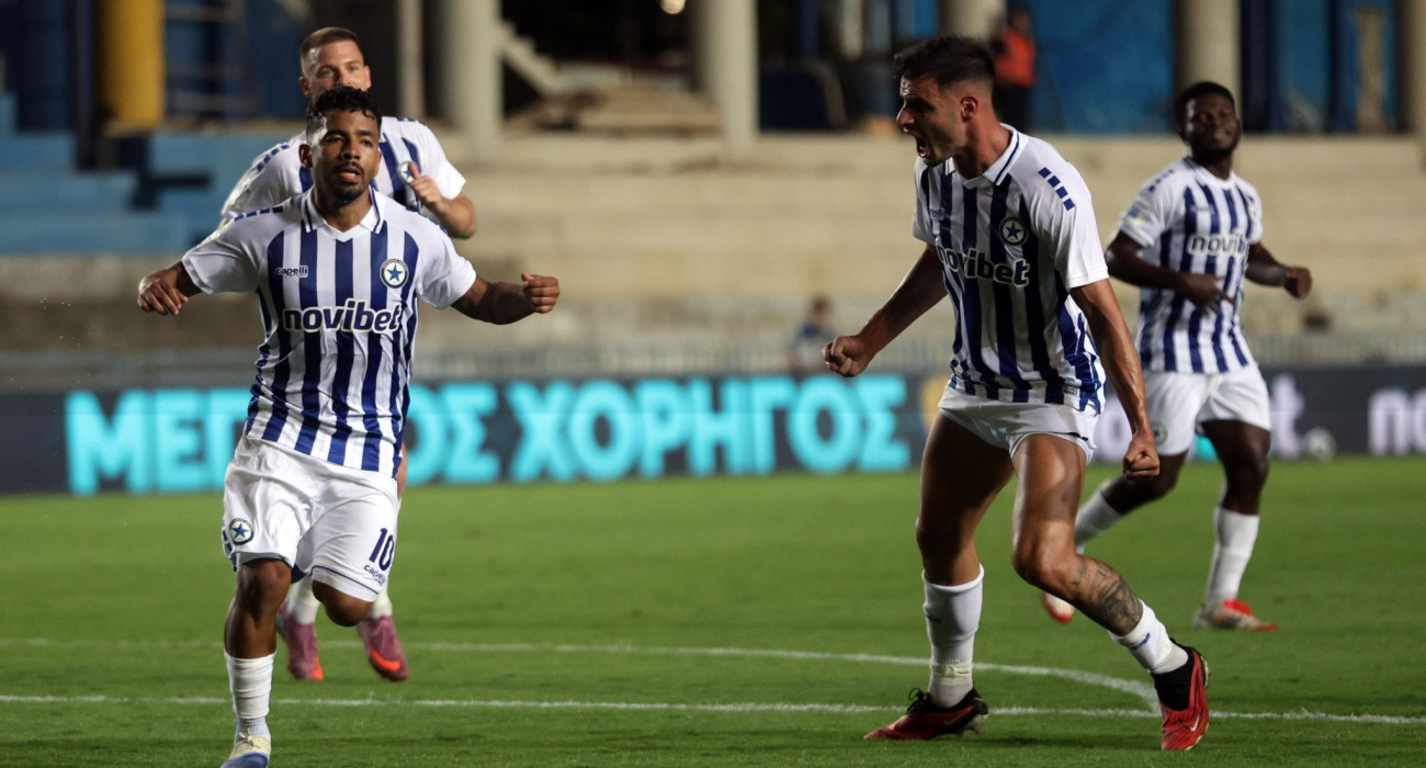 Οι ποδοσφαιριστές του Ατρομήτου πανηγυρίζουν το γκολ στο Αγρίνιο / Πηγή: Intime