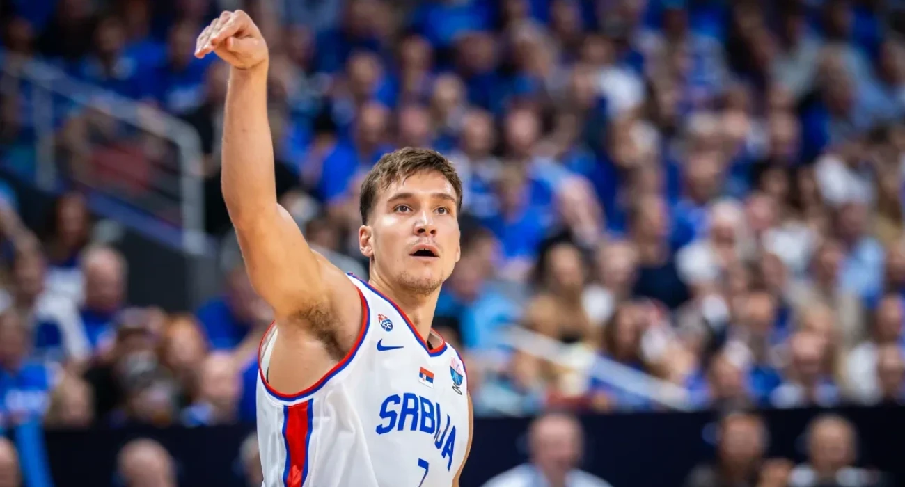 Ο Μπόγκνταν Μπογκντάνοβιτς σε παιχνίδι της Σερβίας, Πηγή: FIBA