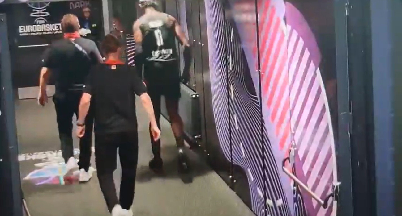 Ο Ίσακ Μπόνγκα πηγαίνει προς τα αποδυτήρια μετά τον τραυματισμό του / Screenshot