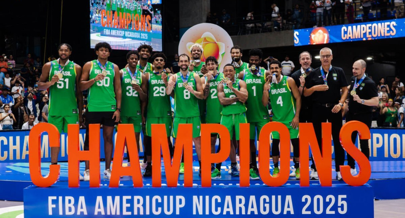 Οι παίκτες της Βραζιλίας στο ψηλότερο σκαλί του βάθρου στο AmeriCup/Πηγή: FIBA