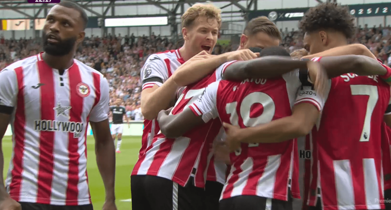 Οι παίκτες της Μπρέντφορντ πανηγυρίζουν / Screenshot