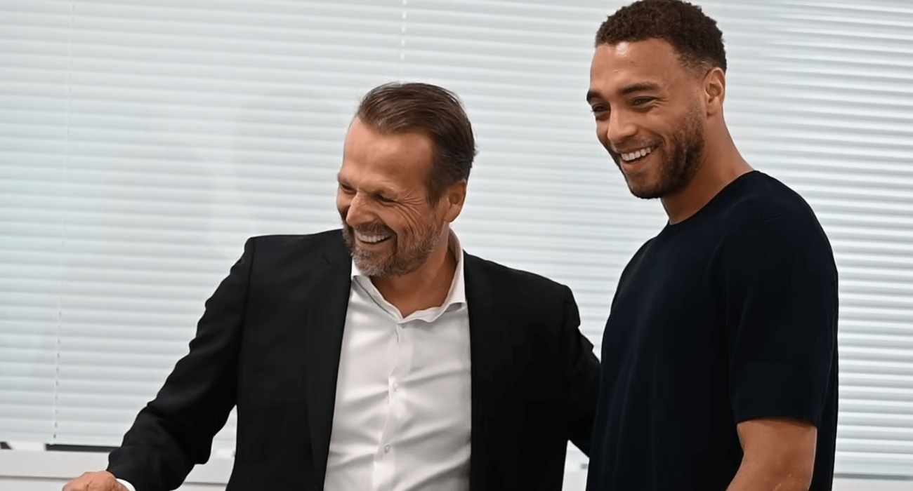 Ο Σίριλ Ντέσερς με τον Γιάννη Παπαδημητρίου / Screenshot