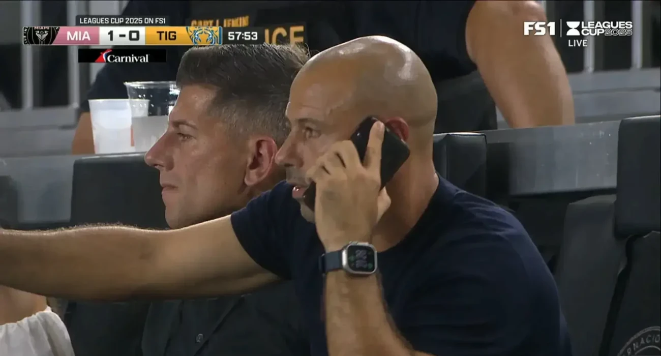 Ο Χαβιέρ Μασεράνο μιλάει με τον βοηθό του στο τηλέφωνο / Screenshot