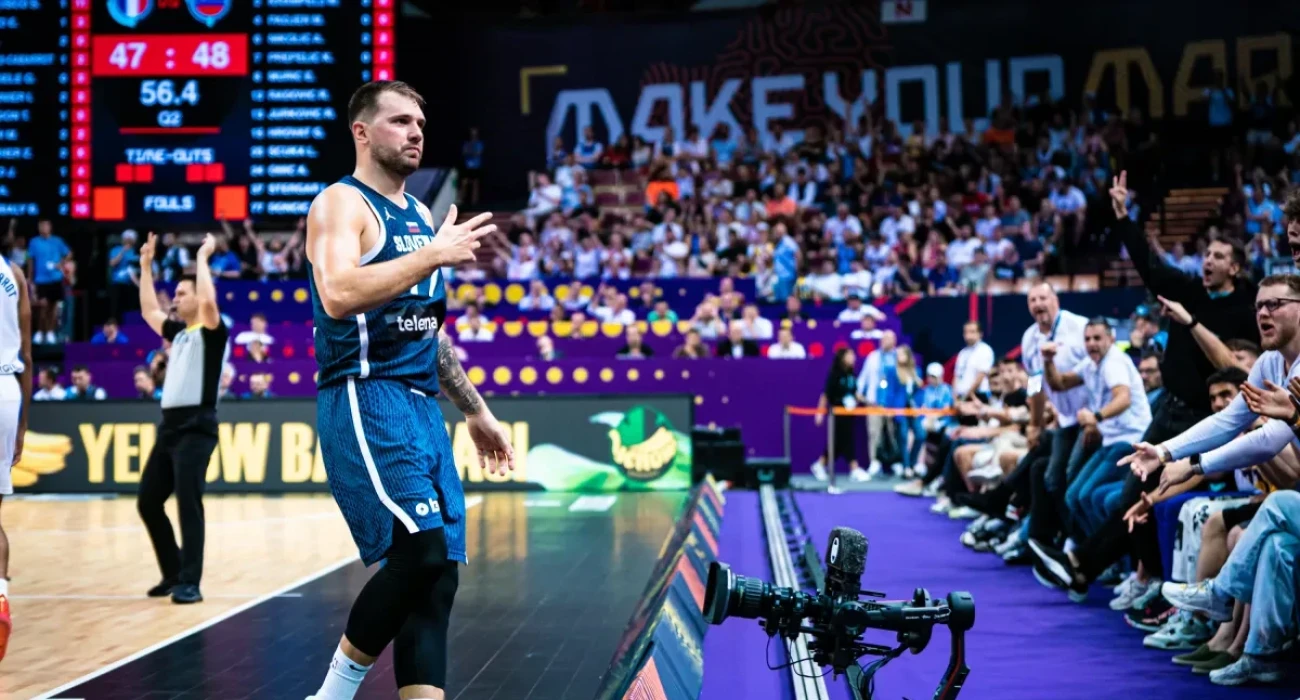 Ο Λούκα Ντόντσιτς πανηγυρίζει κόντρα στη Γαλλία, Πηγή: FIBA