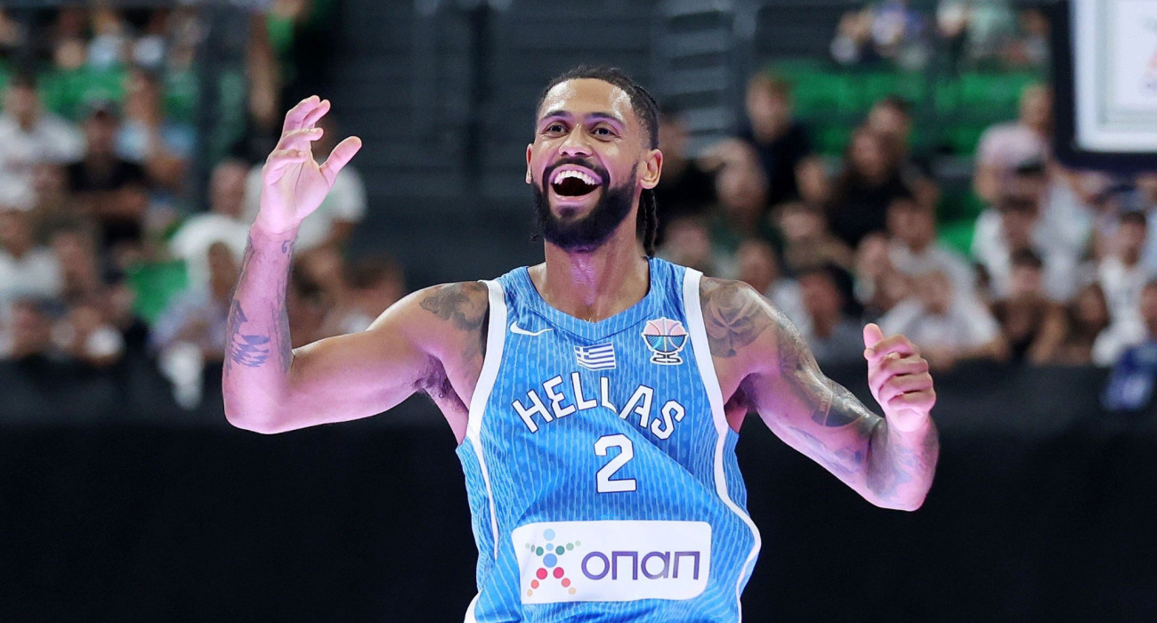 Ο Τάιλερ Ντόρσεϊ, πανηγυρίζει με τη φανέλα της Εθνικής, Πηγή: Intime