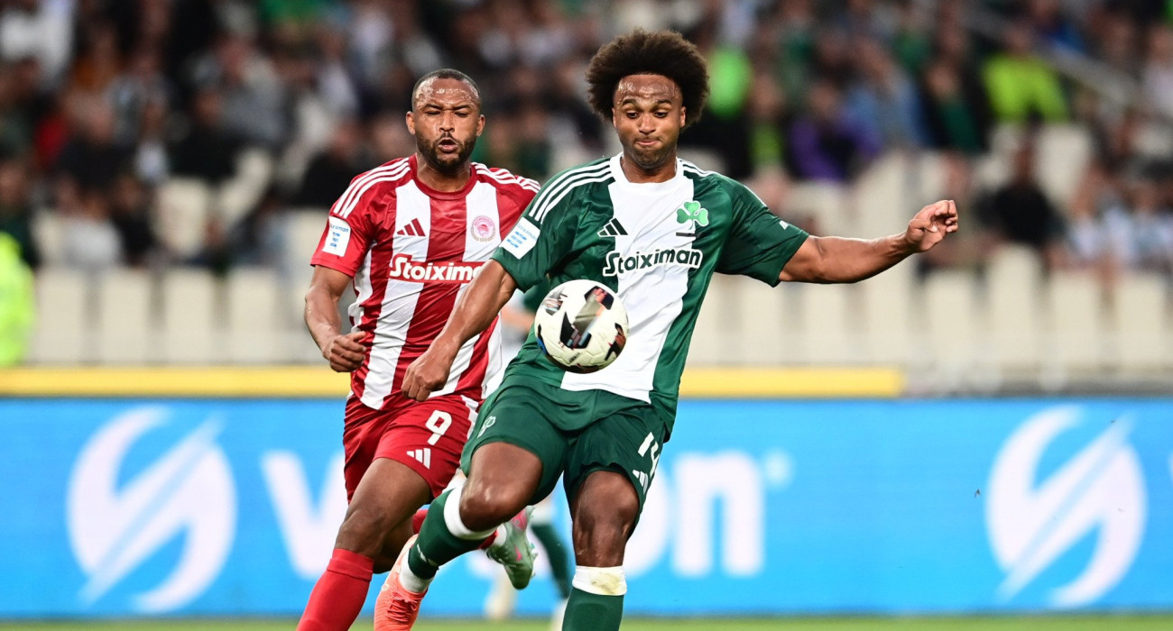 Ο Αγιούμπ Ελ Κααμπί με τον Έρικ Πάλμερ Μπράουν στο περσινό Ολυμπιακός-Παναθηναϊκός / Πηγή: Eurokinissi