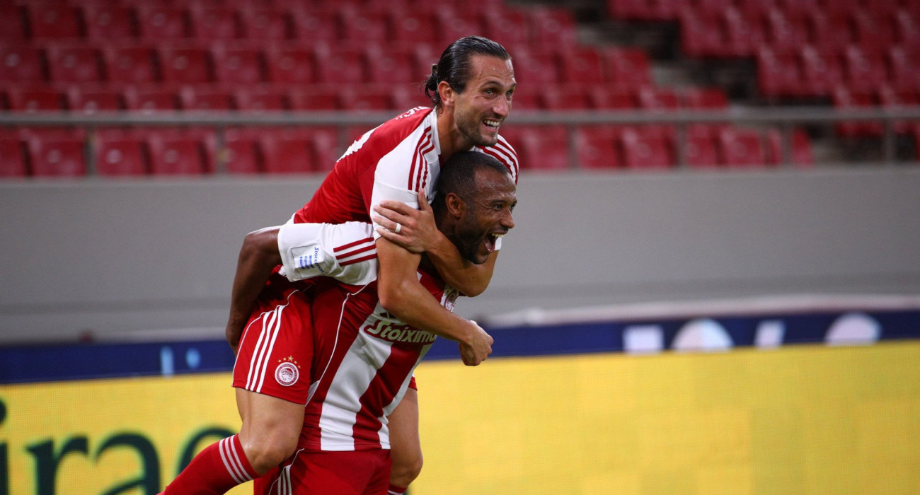 Ο Γιουσούφ Γιαζίτζι πανηγυρίζει με τον Ελ Κααμπί / Πηγή: Eurokinissi