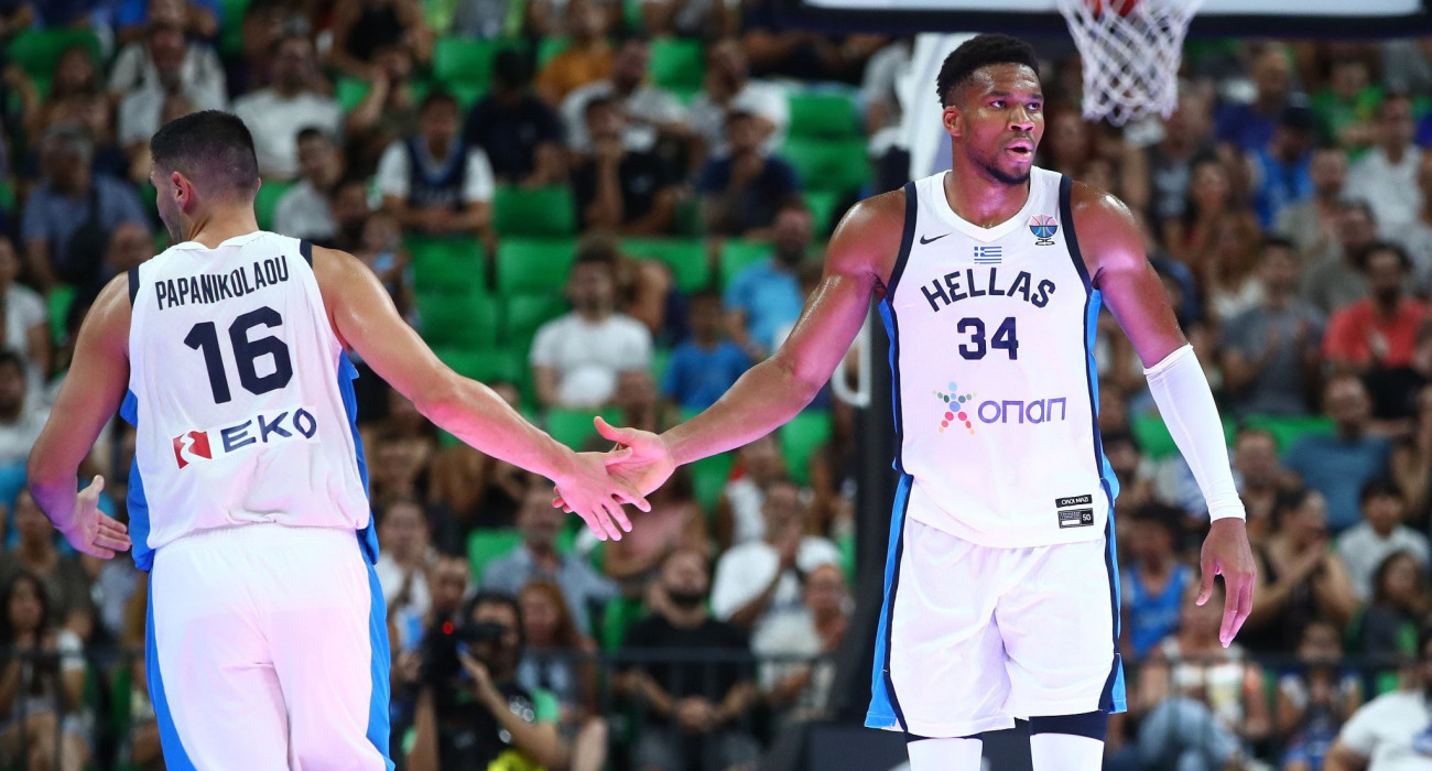 Ο Γιάννης Αντετοκούνμπο με τον Κώστα Παπανικολάου στον αγώνα της Εθνικής με τη Λετονία / Πηγή: Intime