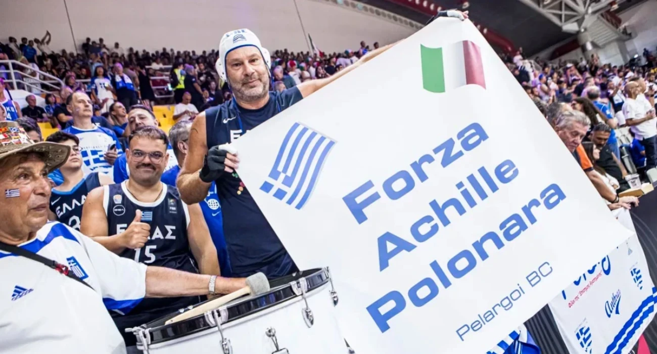 Το πανό των Ελλήνων για τον Ακίλε Πολονάρα / Πηγή: ΙΝΤΙΜΕ