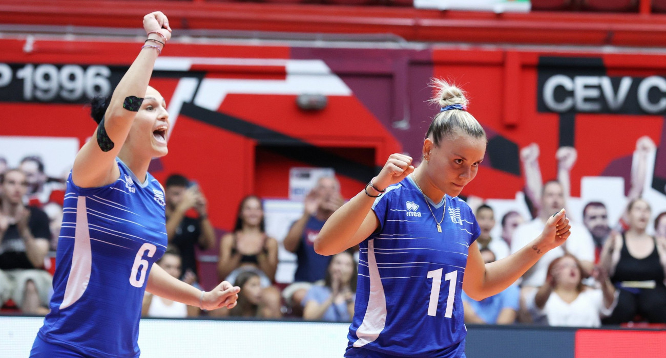 Η Λαμπρινή Κωνσταντινίδου και η Ελπίδα Τικμανίδου στον αγώνα της Ελλάδας με την Αυστρία για τα προκριματικά του EuroVolley 2026 / Πηγή: Intime