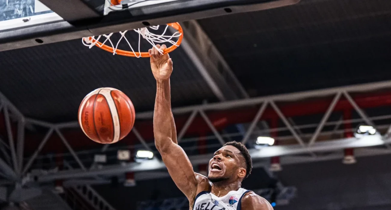 Ο Γιάννης Αντετοκούνμπο με την Εθνική ομάδα / Πηγή: FI