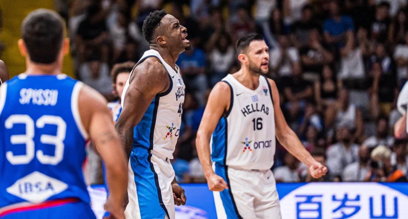 Ο Κώστας Παπανικολάου και ο Θανάσης Αντετοκούνμπο - Πηγή: FIBA