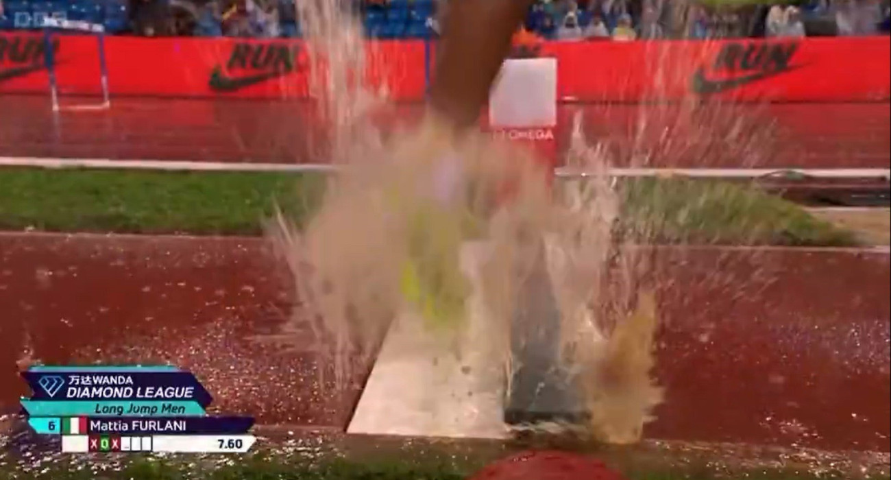 Η στιγμή που κάνει άλμα ο Φουρλάνι και βγαίνει όλο το νερό από τη «βυθισμένη» βαλβίδα στο Diamond League της Λωζάνης / Screenshot