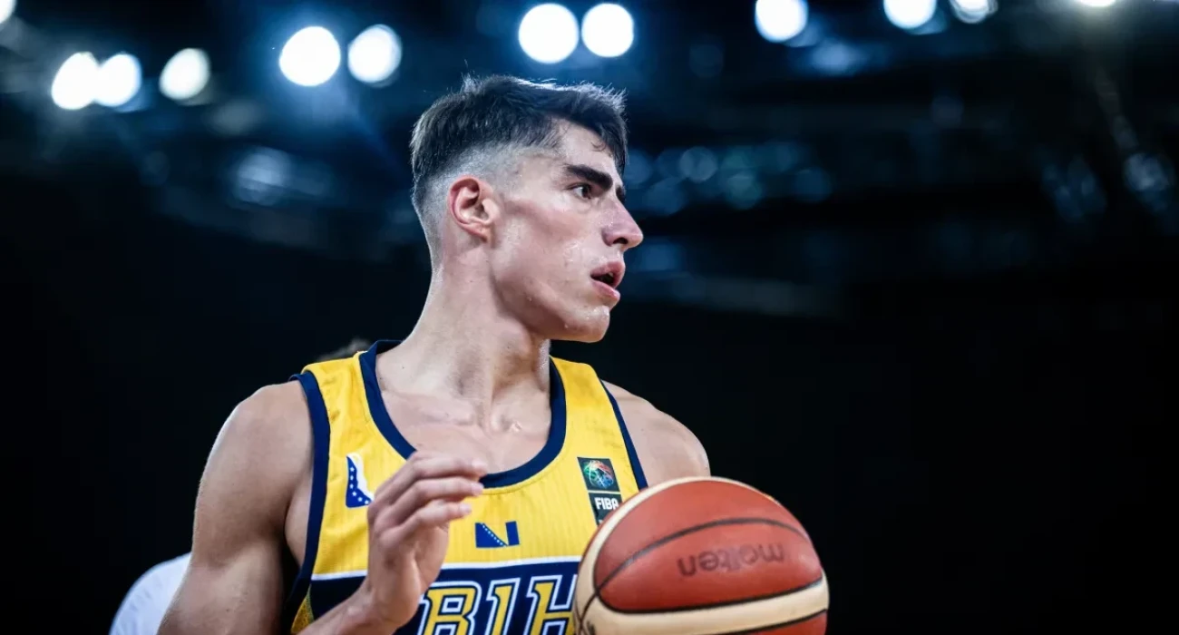 Ο ΄Λούκα Γκάρζα στη μοναδική του εμφάνιση με τη φανέλα της Βοσνίας, Πηγή: FIBA