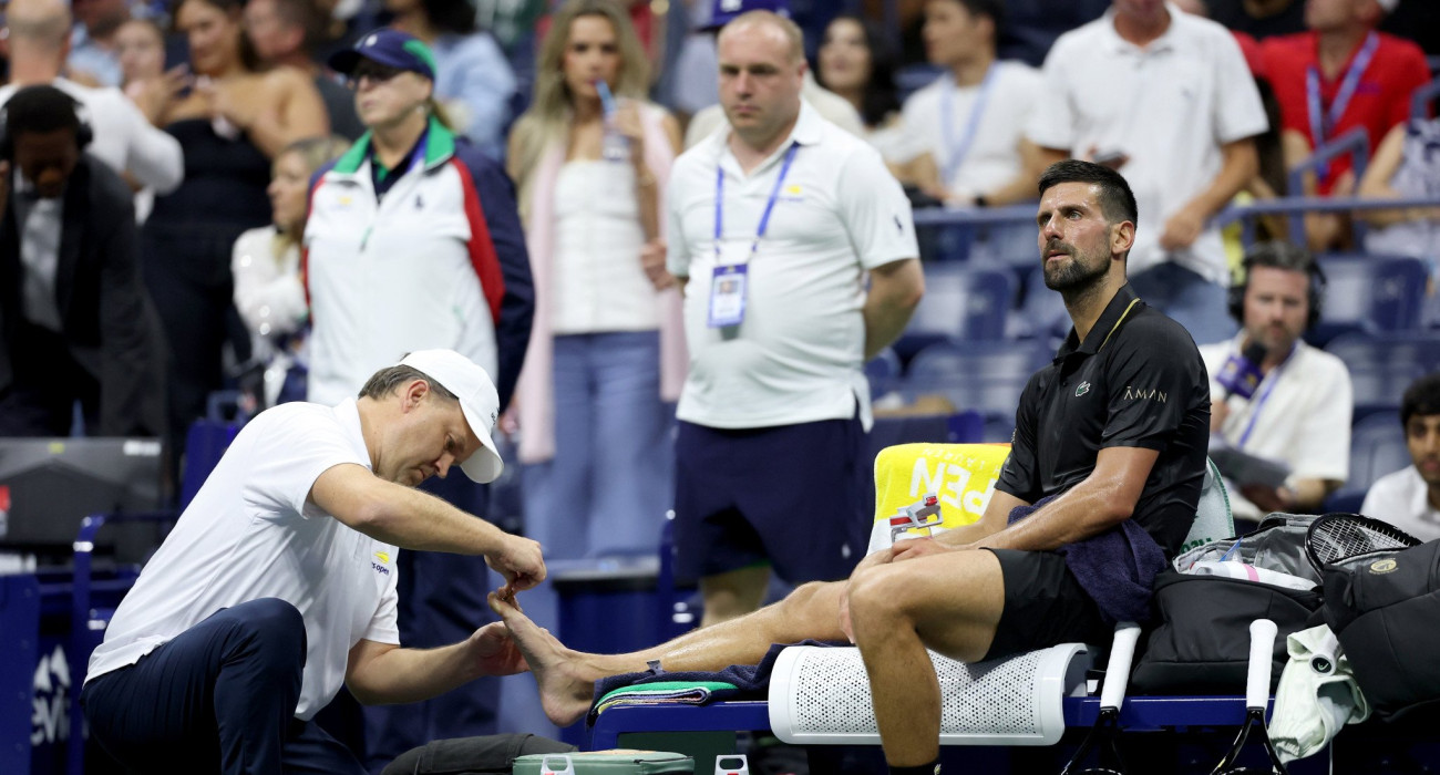 Ο Νόβακ Τζόκοβιτς δέχεται ιατρική φροντίδα/Photo by Clive Brunskill/Getty Images