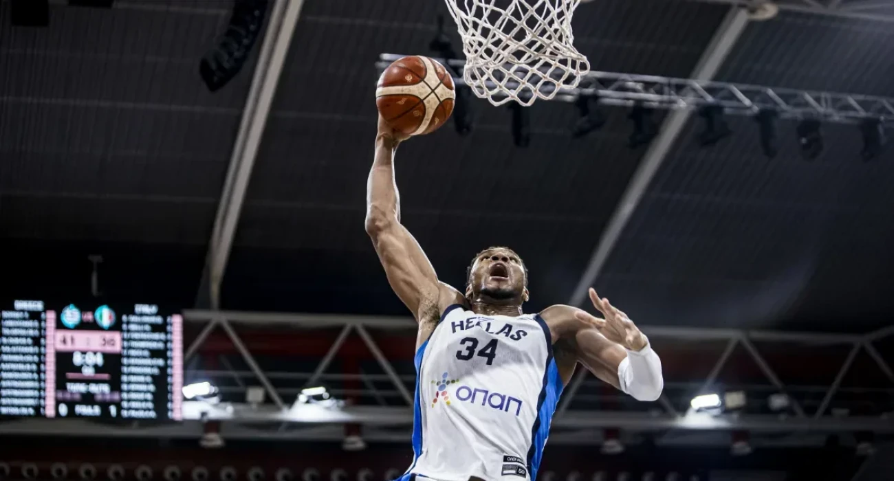 Ο Γιάννης Αντετοκούνμπο καρφώνει με θράσος το καλάθι των Ιταλών, Πηγή: FIBA