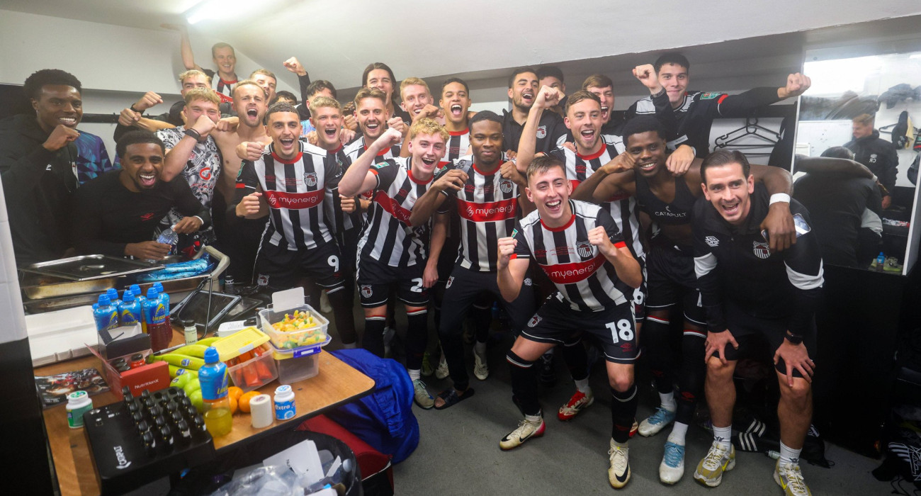 Οι παίκτες της Γκρίμσμπι πανηγυρίζουν την επική πρόκριση επί της Μαντσεστερ Γιουνάιτεντ στα... ταπεινά τους αποδυτήρια / Πηγή: Imago