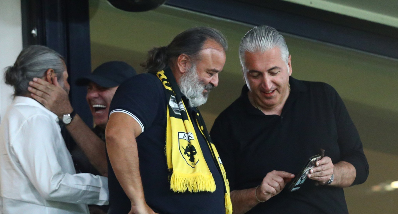 Ο Μάριος Ηλιόπουλος με τον Μιχάλη Μπούση στο ΑΕΚ-Άντερλεχτ / Πηγή: Eurokinissi