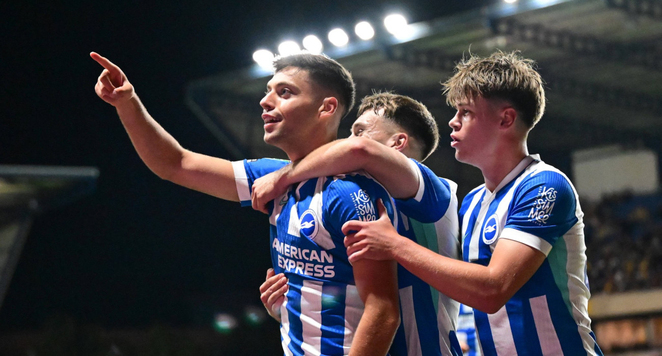 Ο Στέφανος Τζίμας πανηγυρίζει το πρώτο γκολ του με τη φανέλα της Μπράιτον / Πηγή: Imago