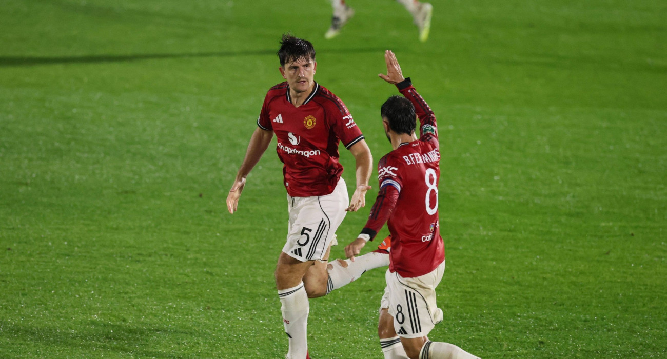 Ο Χάρι Μαγκουάϊρ πανηγυρίζει μαζί με τον Μπρούνο Φερνάντες / Πηγή: Imago