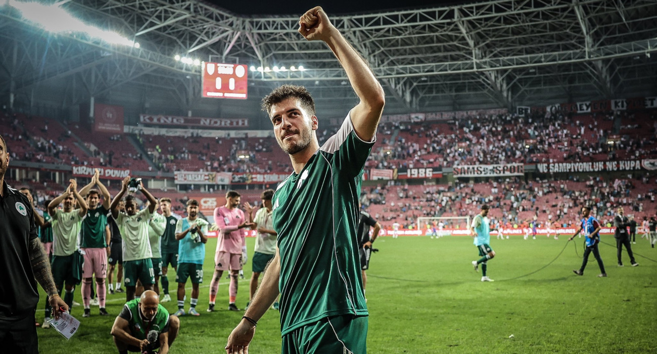 Ο Φώτης Ιωαννίδης αποχαιρετάει τον κόσμο του Παναθηναϊκού - ΠΗΓΗ: Eurokinissi